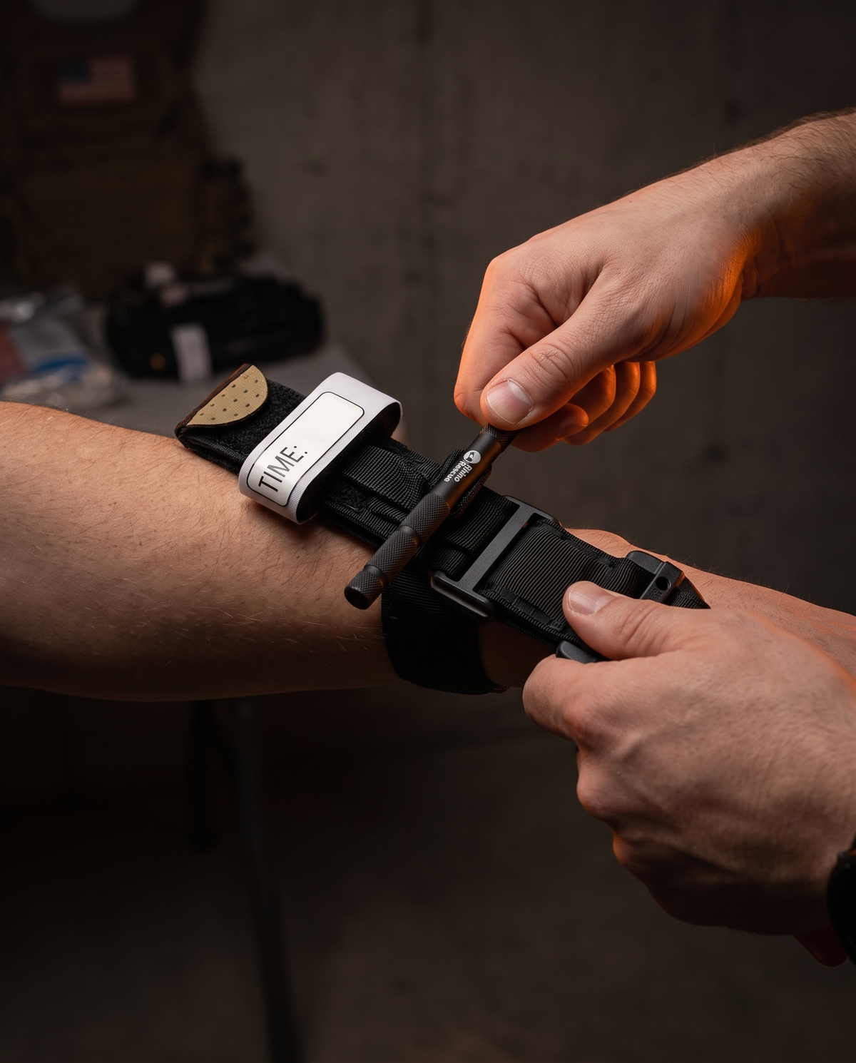 Tourniquet tactique — technique d'application sur avant-bras, entraînement trauma
