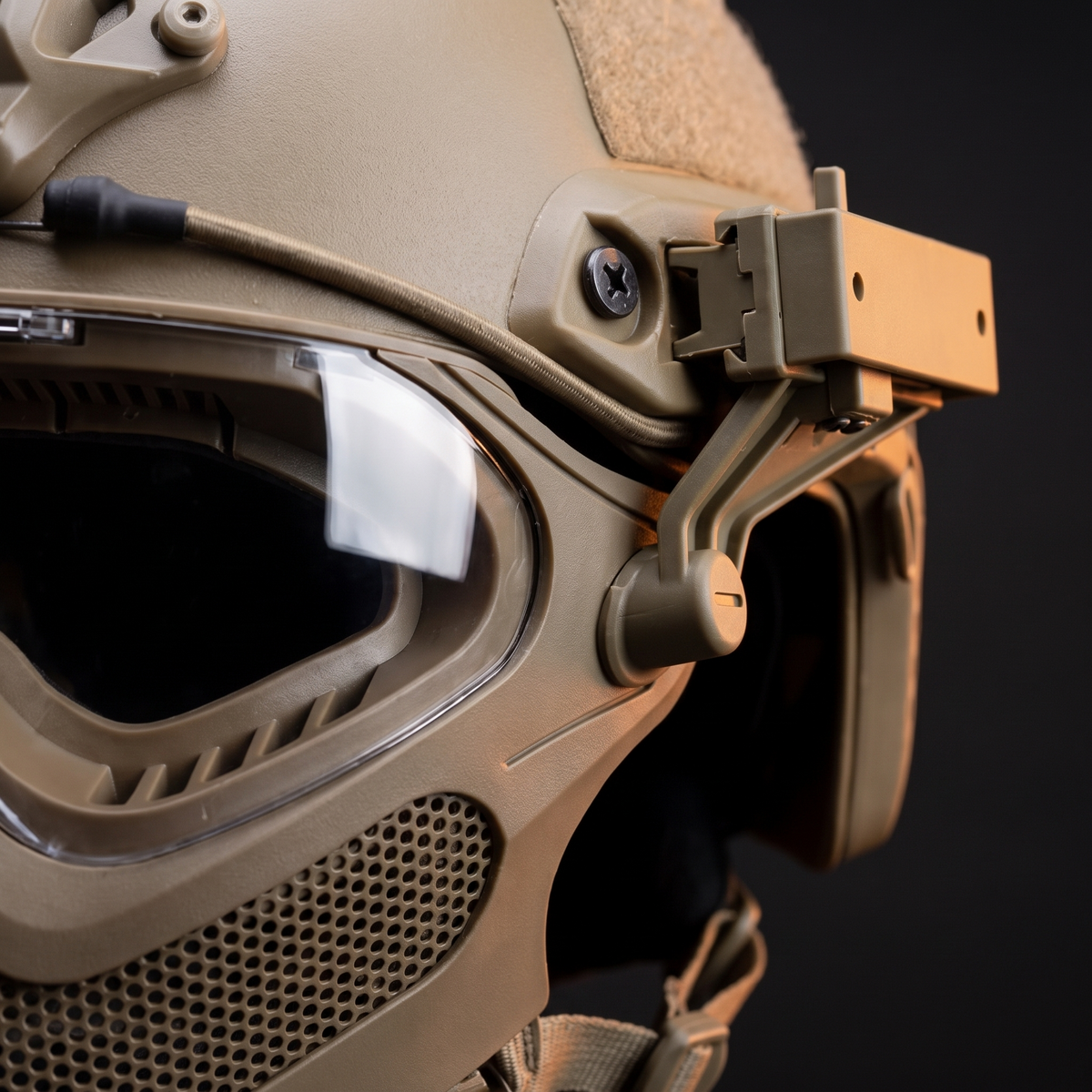 Casque FAST — détail charnière goggle et fixation masque grille acier